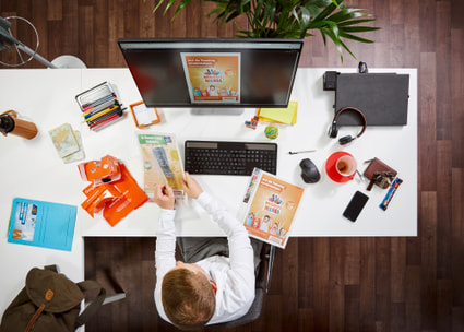 Stagiaire MarKom sur le lieu de travail Stagiaire MarKom sur le lieu de travail